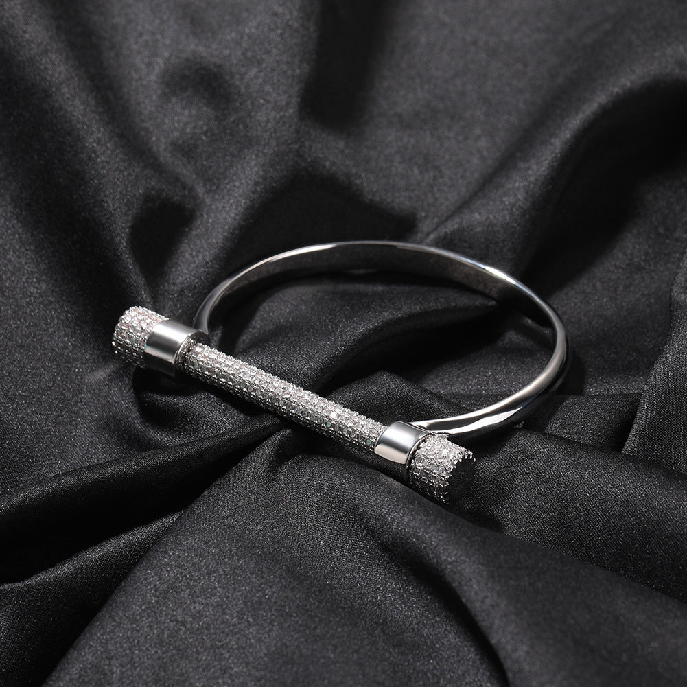 Horseshoe-shaped bracelets inlaid with zircon and diamonds